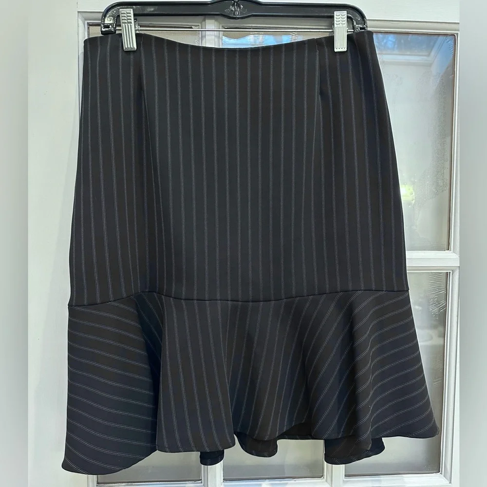 Yansi Fugel Classic Elegant Black Pinstripe Trumpet Ruffle Hem Skirt Size 10